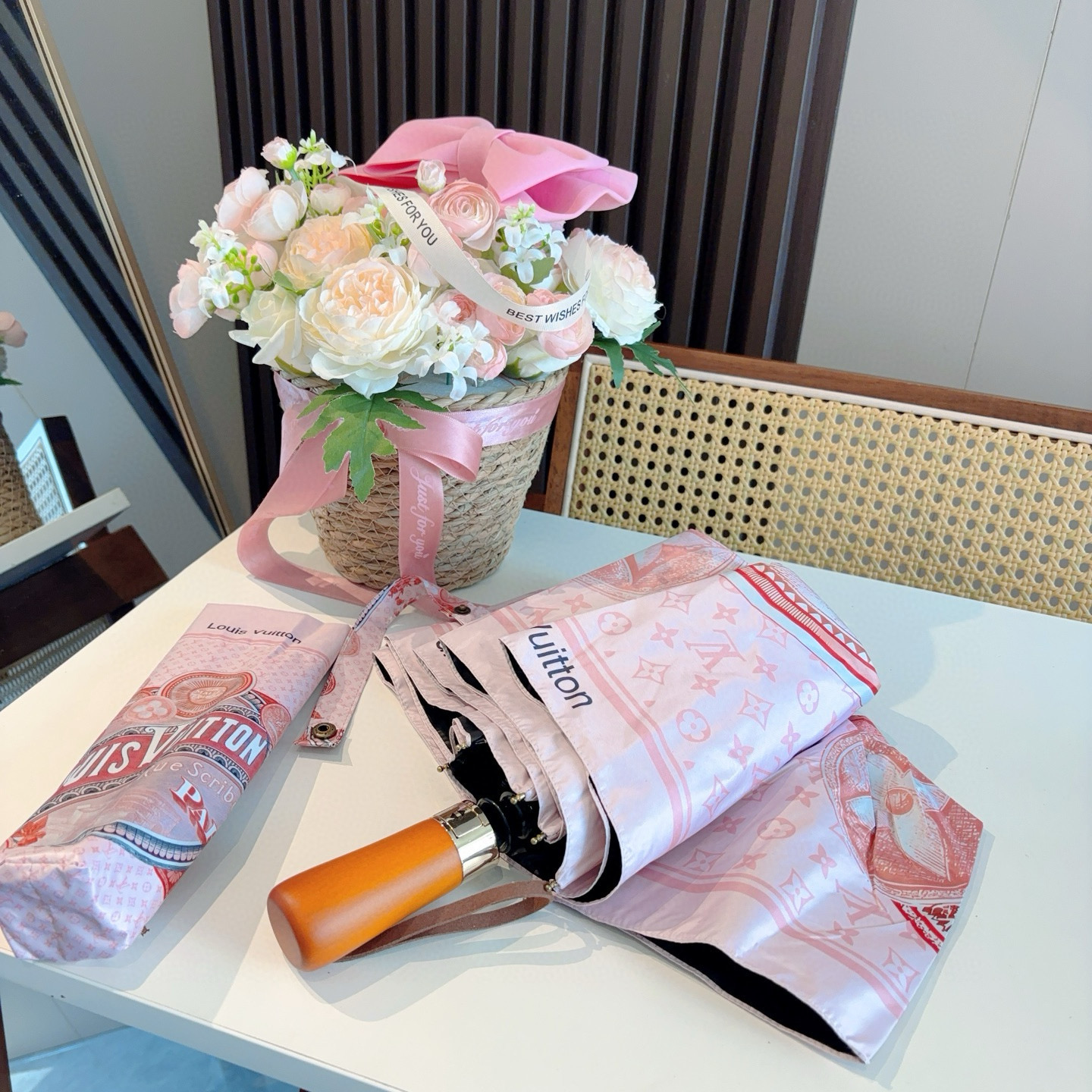 LOUIS VUITTON （路易威登）新款 三折自动折叠晴雨伞 新涂层技术深色伞面 拥有令人惊喜的遮光