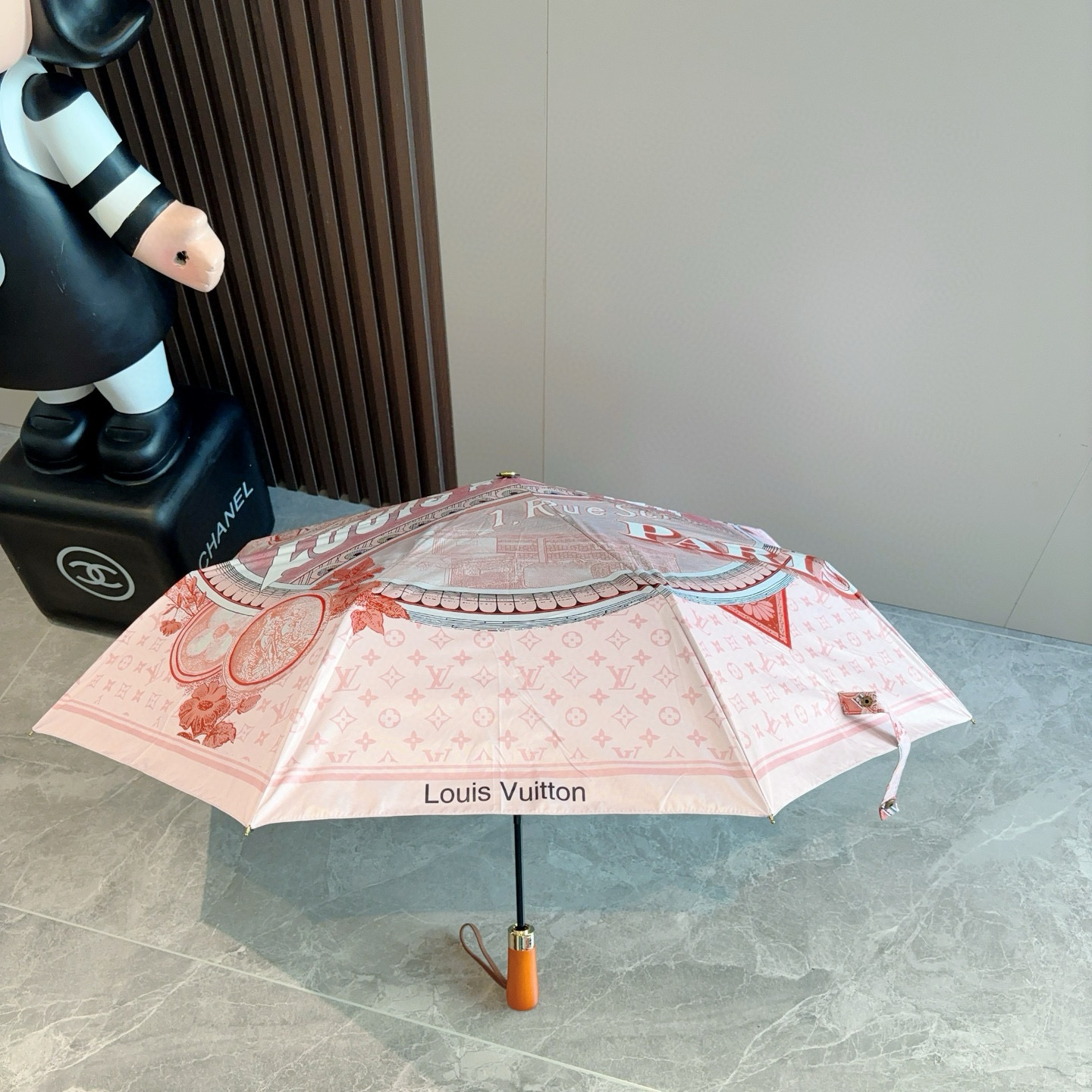 LOUIS VUITTON （路易威登）新款 三折自动折叠晴雨伞 新涂层技术深色伞面 拥有令人惊喜的遮光