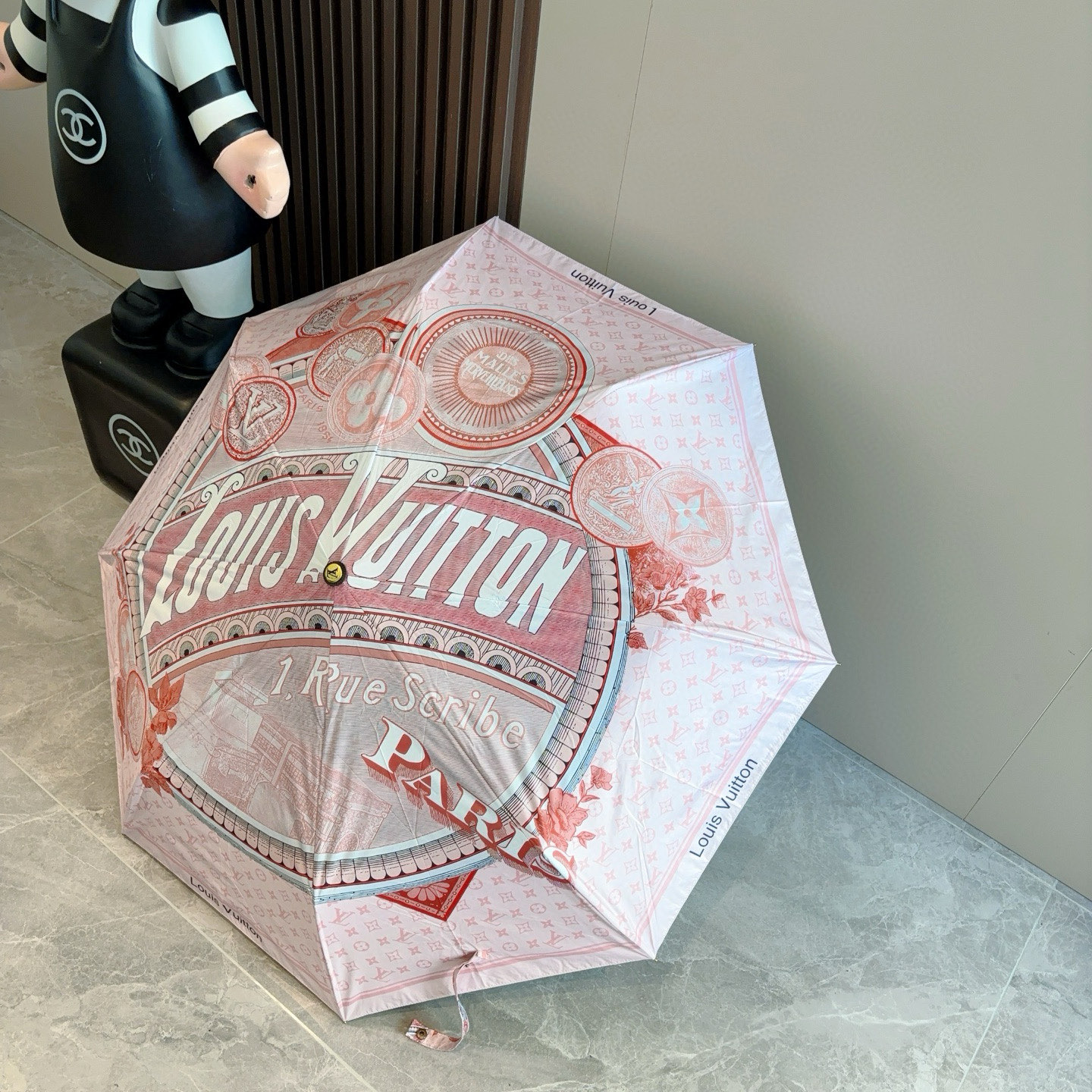 LOUIS VUITTON （路易威登）新款 三折自动折叠晴雨伞 新涂层技术深色伞面 拥有令人惊喜的遮光