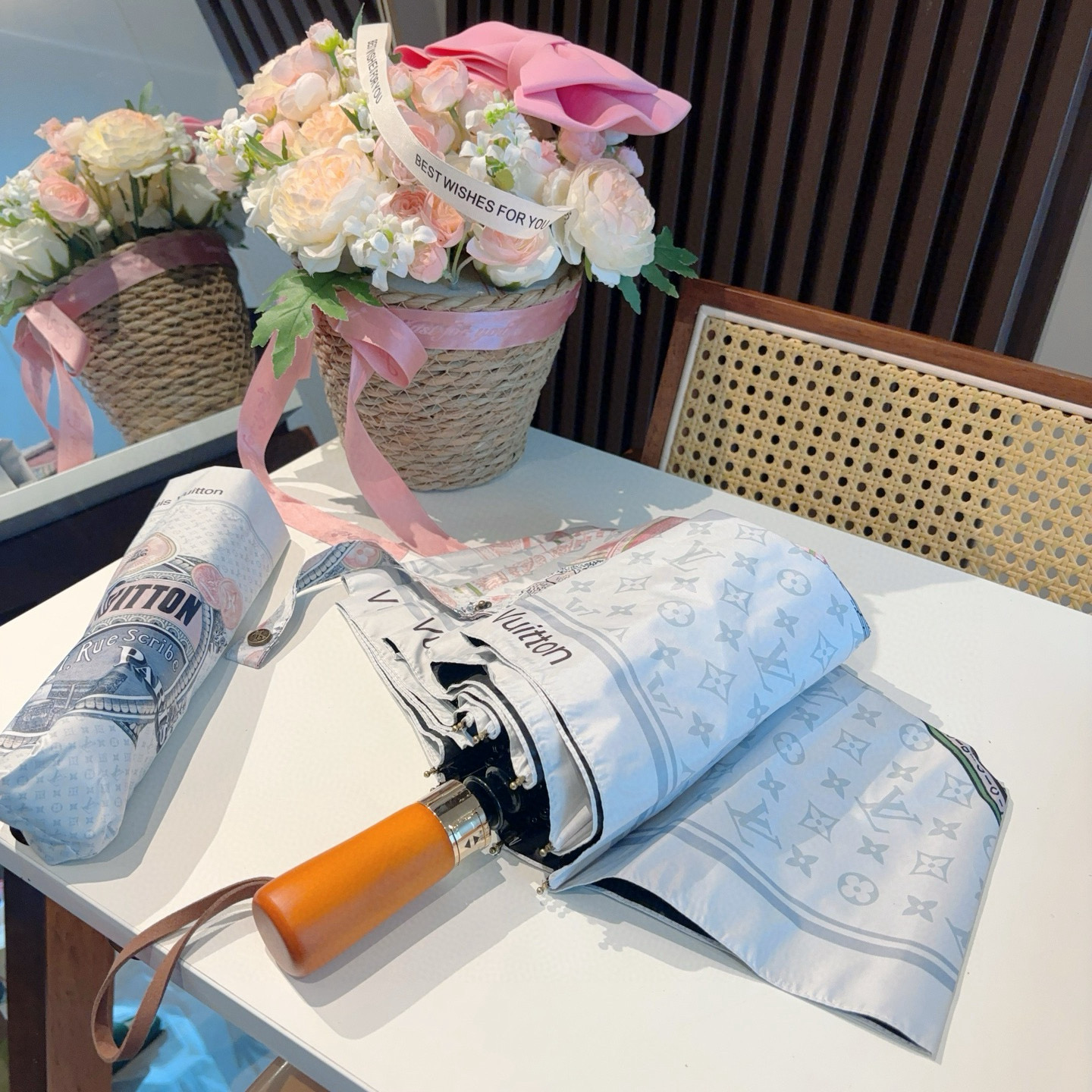 LOUIS VUITTON （路易威登）新款 三折自动折叠晴雨伞 新涂层技术深色伞面 拥有令人惊喜的遮光