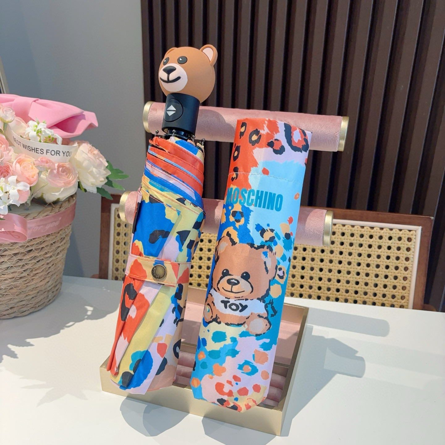  Moschino（莫斯奇诺）熊头柄 三折自动伞设计师Franco Moschino以自己的名字命名的一