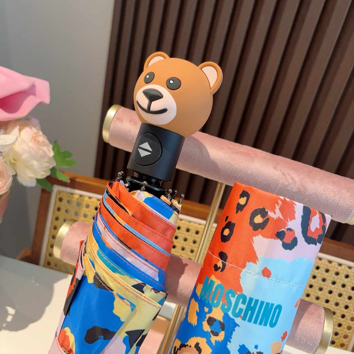  Moschino（莫斯奇诺）熊头柄 三折自动伞设计师Franco Moschino以自己的名字命名的一