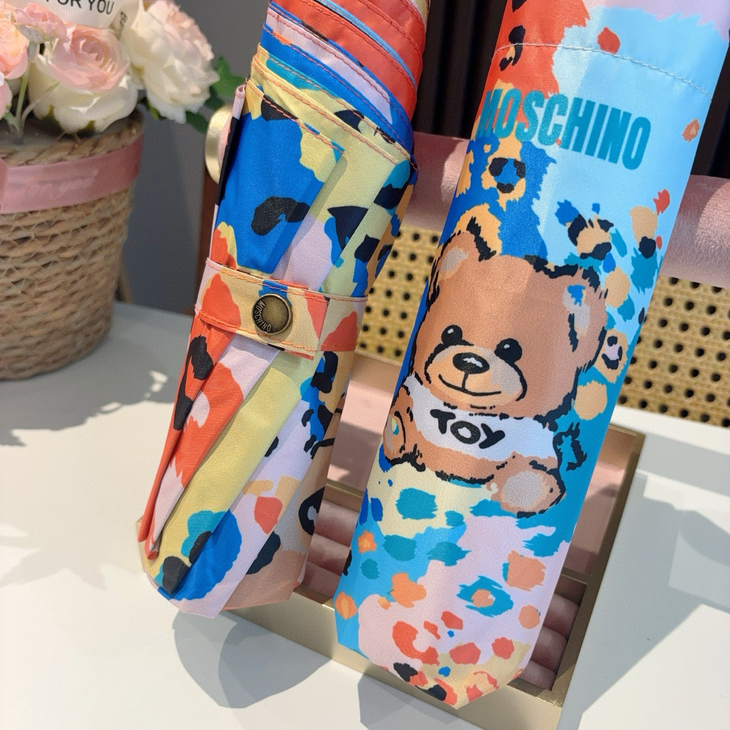 Moschino（莫斯奇诺）熊头柄 三折自动伞设计师Franco Moschino以自己的名字命名的一