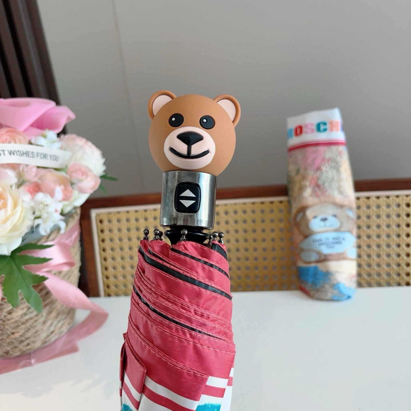  Moschino（莫斯奇诺）熊头柄 三折自动伞设计师Franco Moschino以自己的名字命名的一