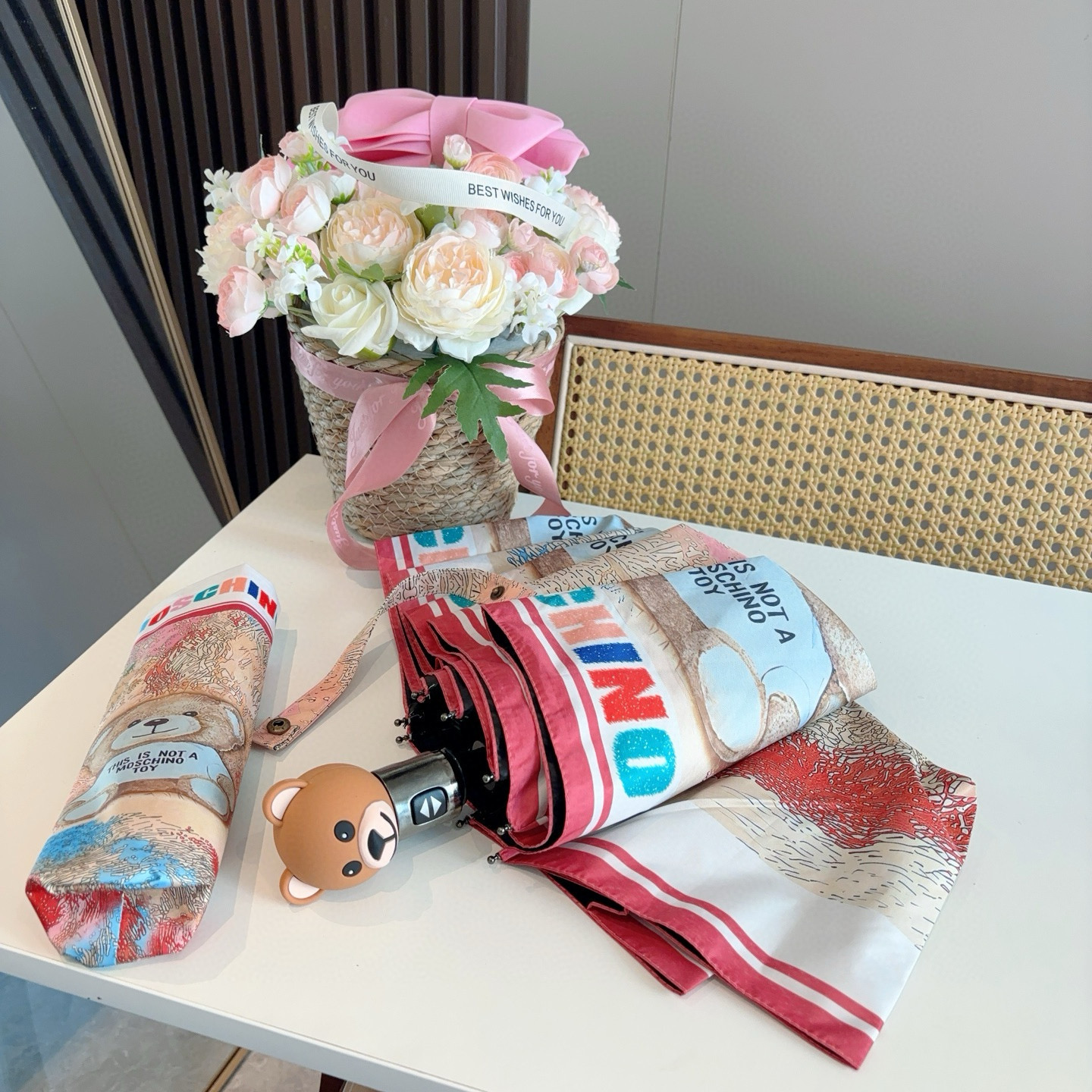  Moschino（莫斯奇诺）熊头柄 三折自动伞设计师Franco Moschino以自己的名字命名的一