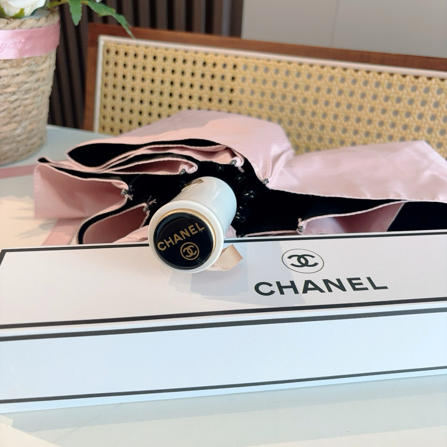  CHANEL（香奈儿）蝴蝶结🎀 三折自动折叠晴雨伞 集合香奈儿灵魂LOGO为一体的设计风格高雅奢华 带