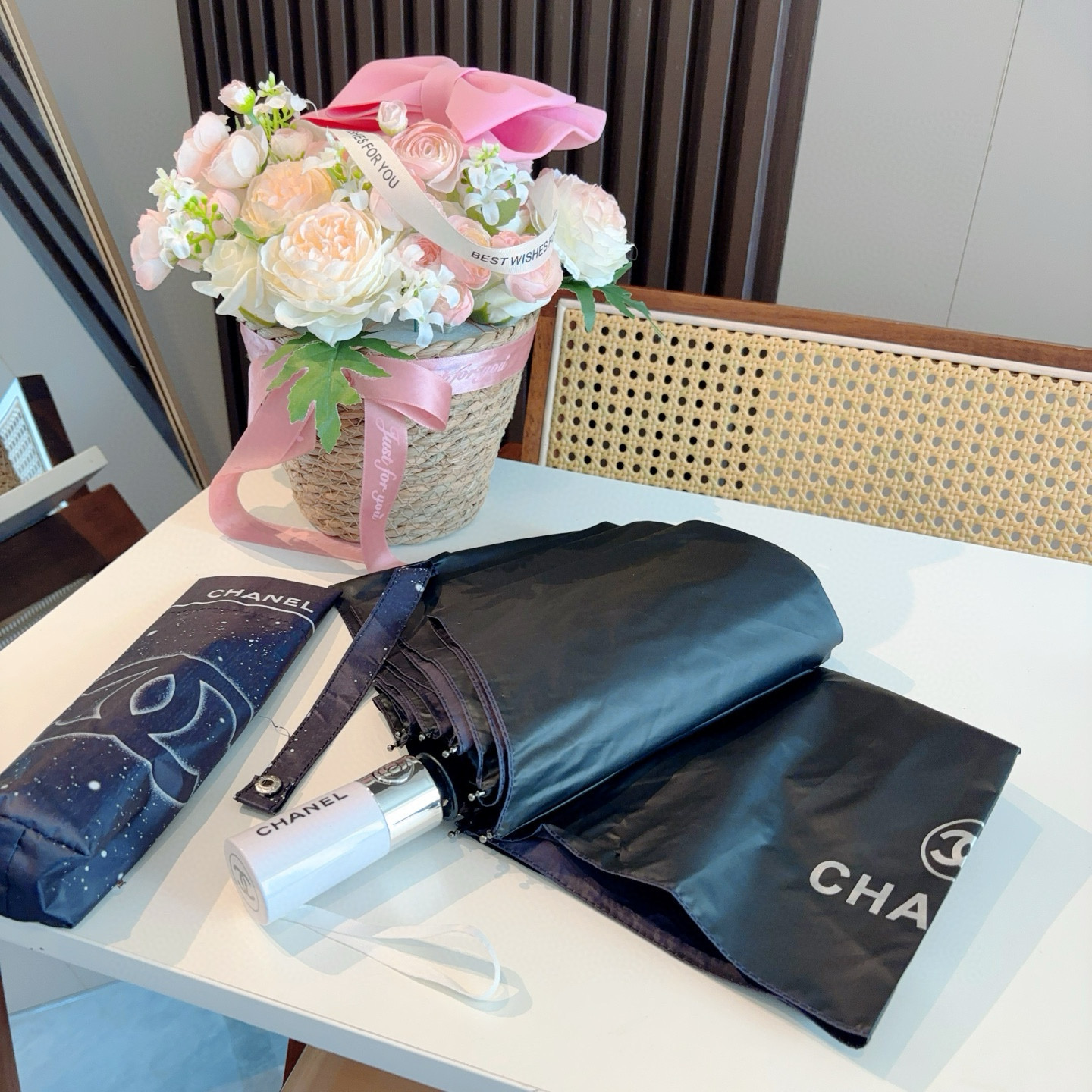  CHANEL（香奈儿）三折自动折叠晴雨伞 集合香奈儿灵魂LOGO为一体的设计风格高雅奢华 带在身上带来