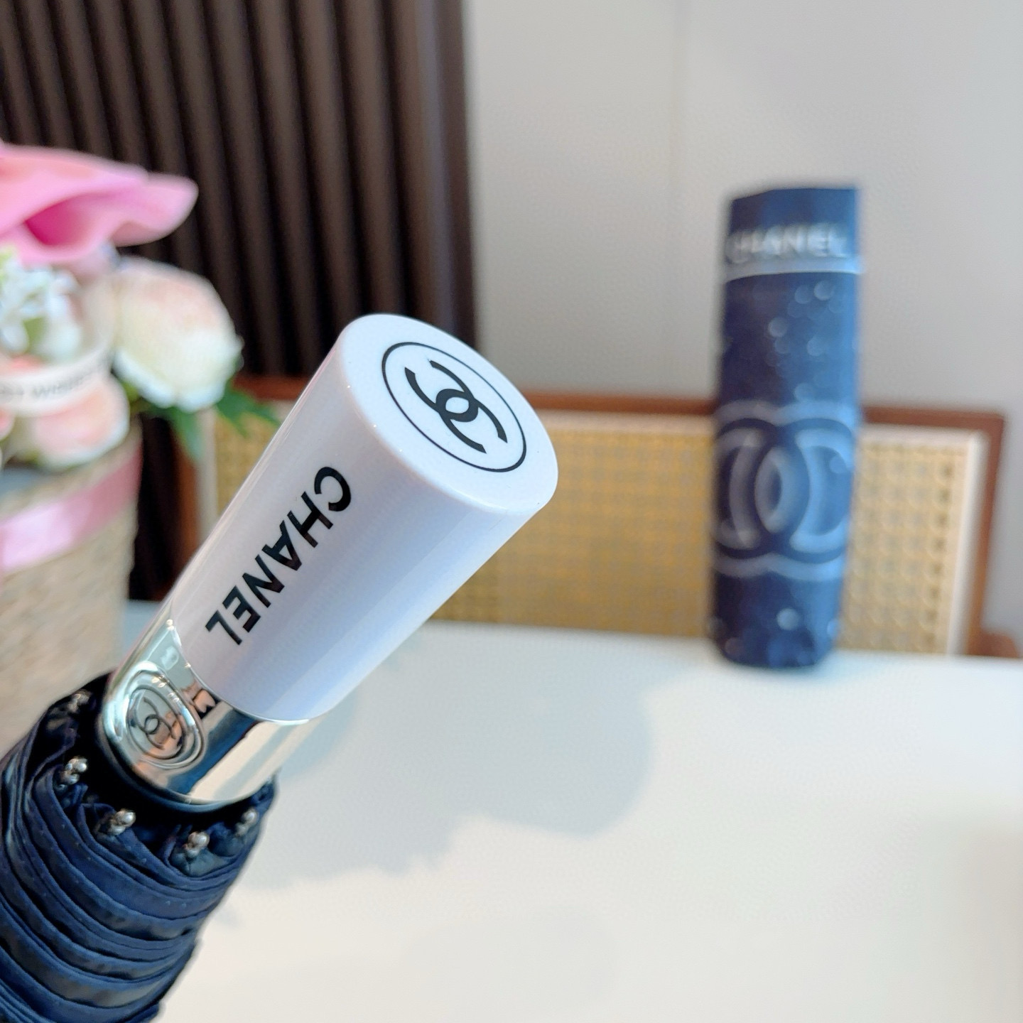  CHANEL（香奈儿）三折自动折叠晴雨伞 集合香奈儿灵魂LOGO为一体的设计风格高雅奢华 带在身上带来