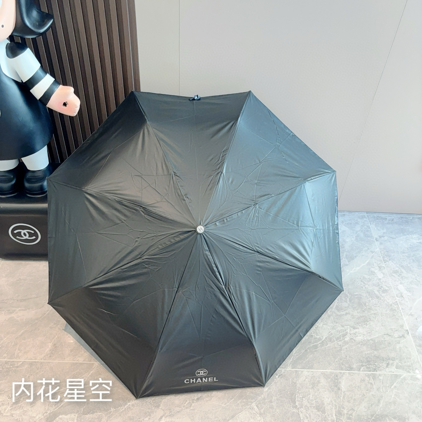  CHANEL（香奈儿）三折自动折叠晴雨伞 集合香奈儿灵魂LOGO为一体的设计风格高雅奢华 带在身上带来