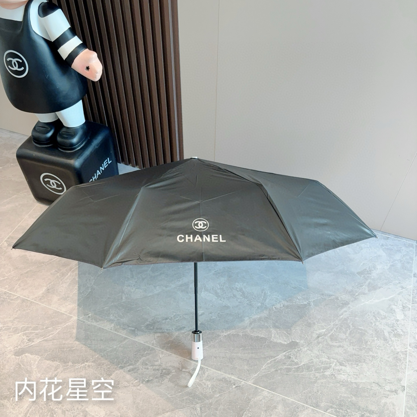  CHANEL（香奈儿）三折自动折叠晴雨伞 集合香奈儿灵魂LOGO为一体的设计风格高雅奢华 带在身上带来