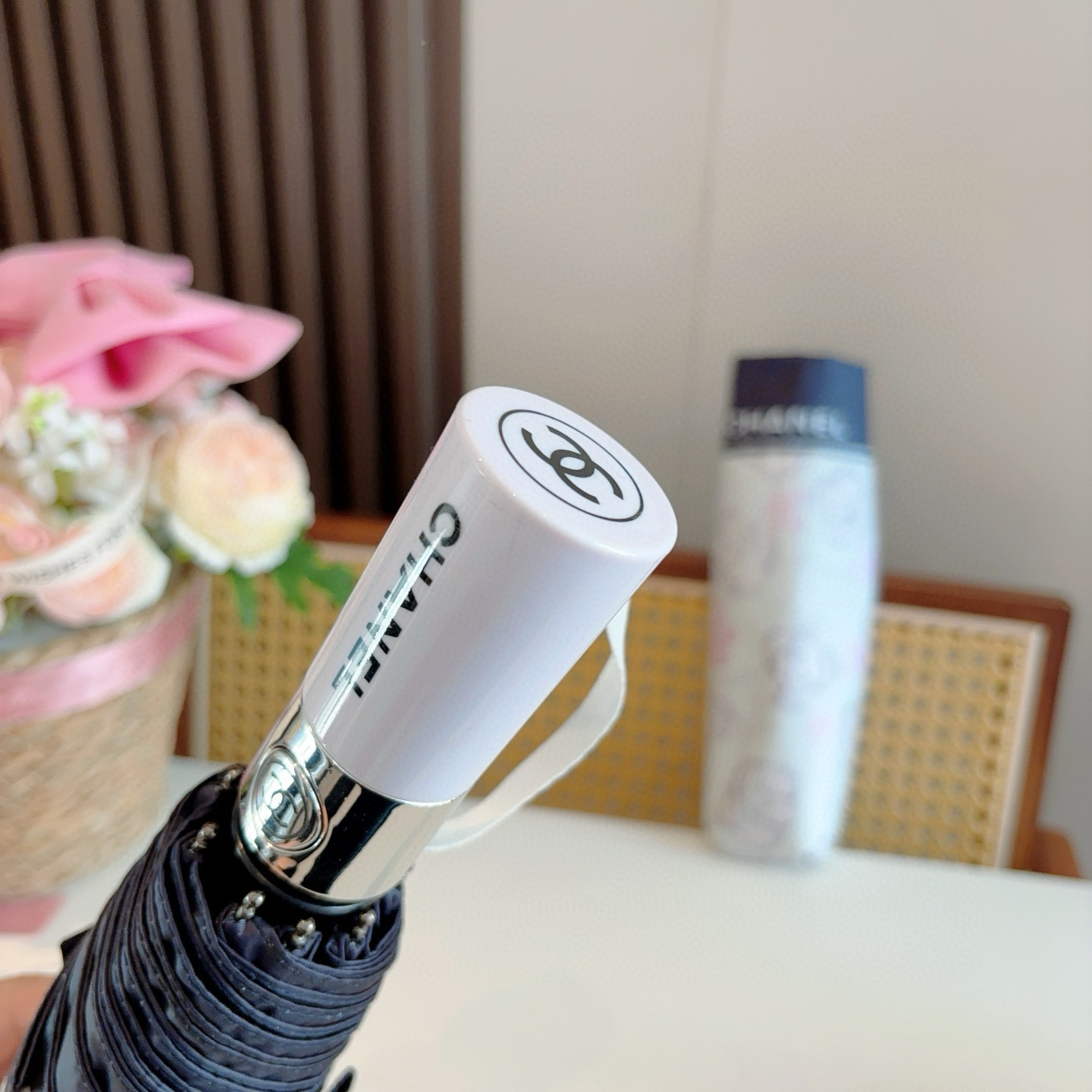  CHANEL（香奈儿）三折自动折叠晴雨伞 集合香奈儿灵魂LOGO为一体的设计风格高雅奢华 带在身上带来