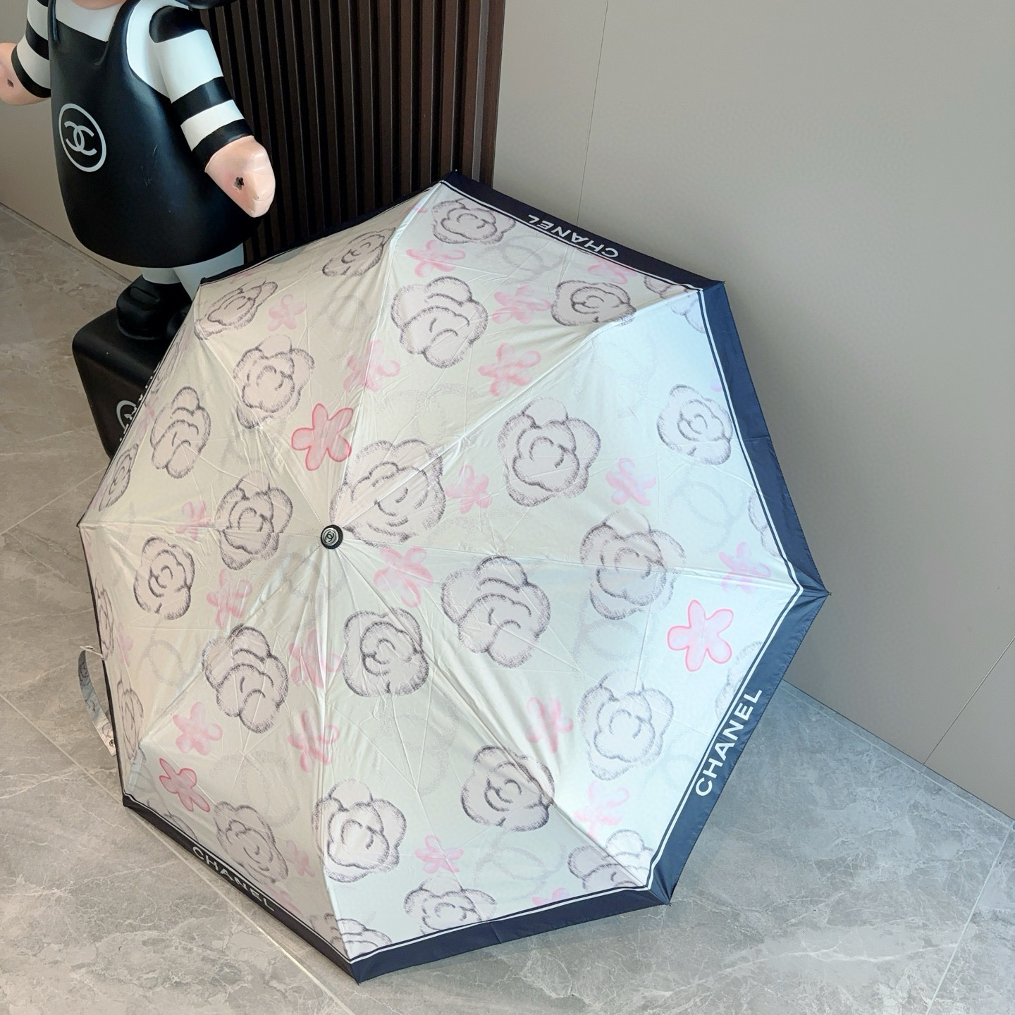  CHANEL（香奈儿）三折自动折叠晴雨伞 集合香奈儿灵魂LOGO为一体的设计风格高雅奢华 带在身上带来