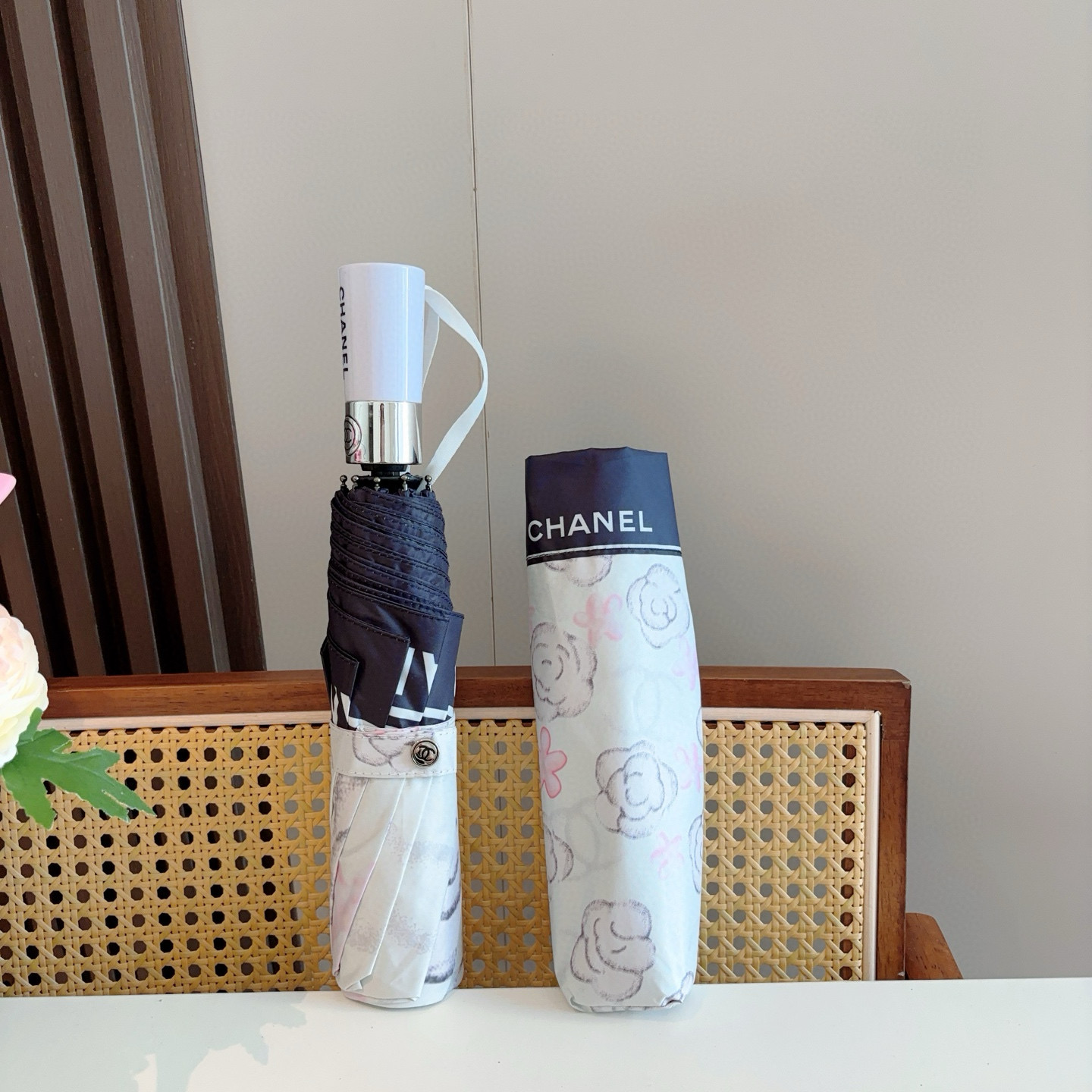  CHANEL（香奈儿）三折自动折叠晴雨伞 集合香奈儿灵魂LOGO为一体的设计风格高雅奢华 带在身上带来