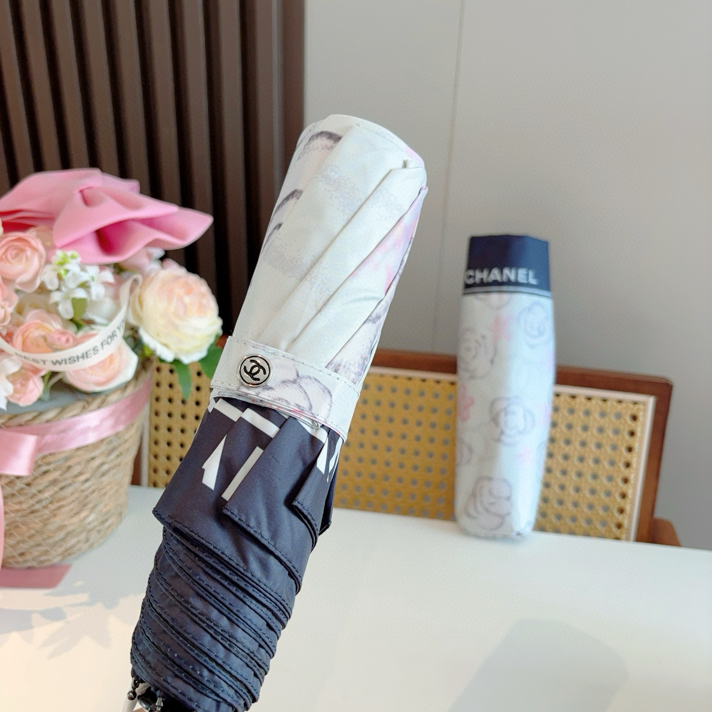 CHANEL（香奈儿）三折自动折叠晴雨伞 集合香奈儿灵魂LOGO为一体的设计风格高雅奢华 带在身上带来