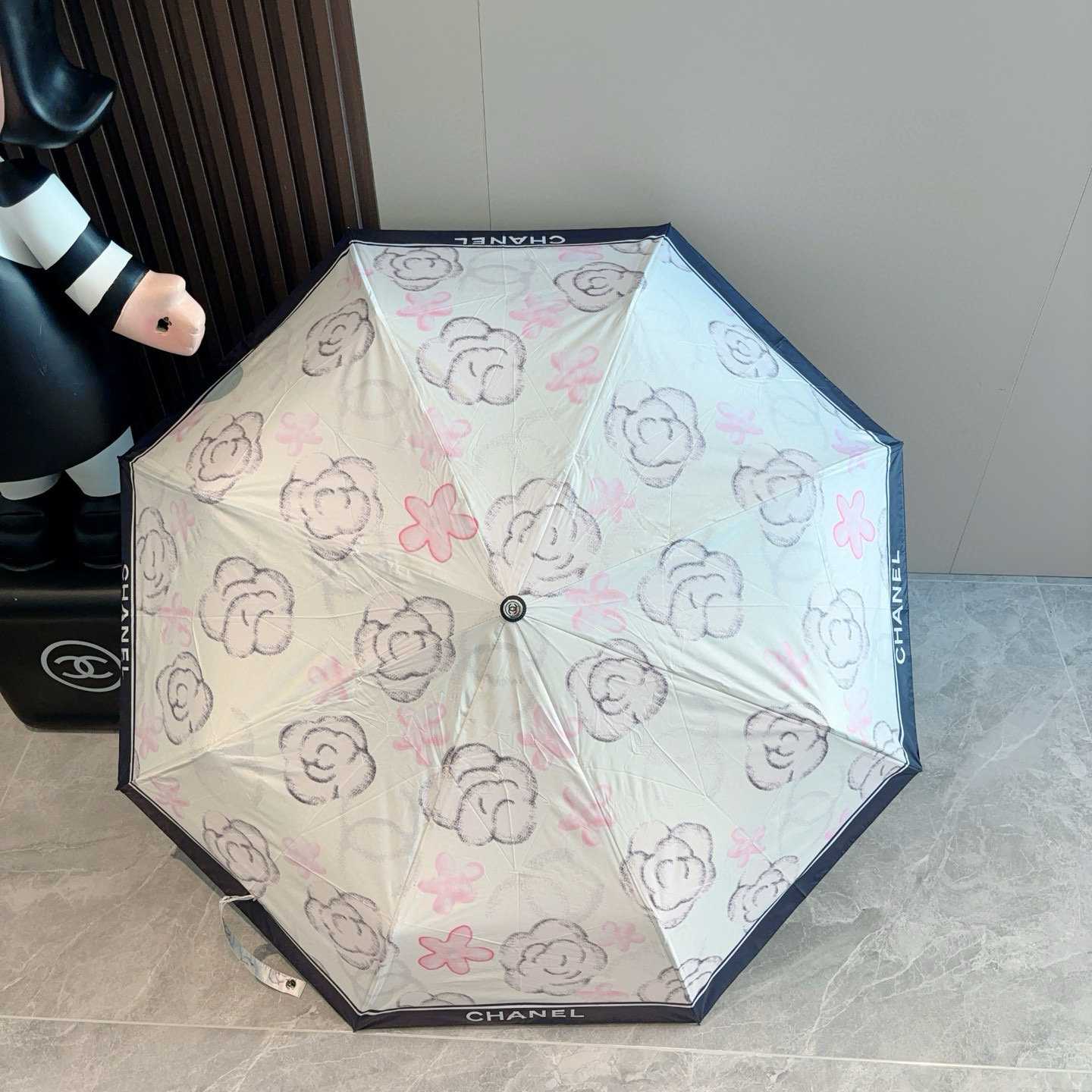  CHANEL（香奈儿）三折自动折叠晴雨伞 集合香奈儿灵魂LOGO为一体的设计风格高雅奢华 带在身上带来