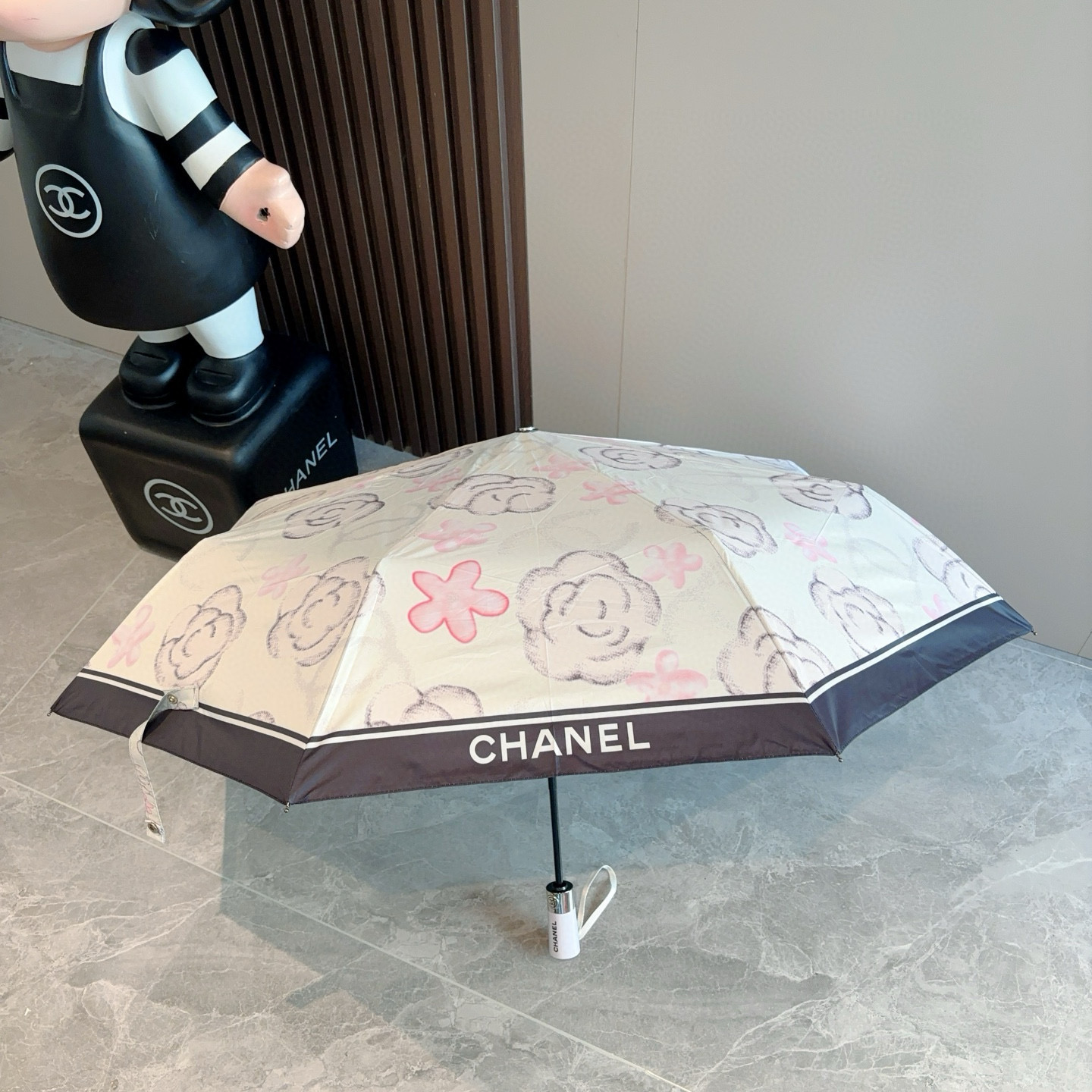  CHANEL（香奈儿）三折自动折叠晴雨伞 集合香奈儿灵魂LOGO为一体的设计风格高雅奢华 带在身上带来