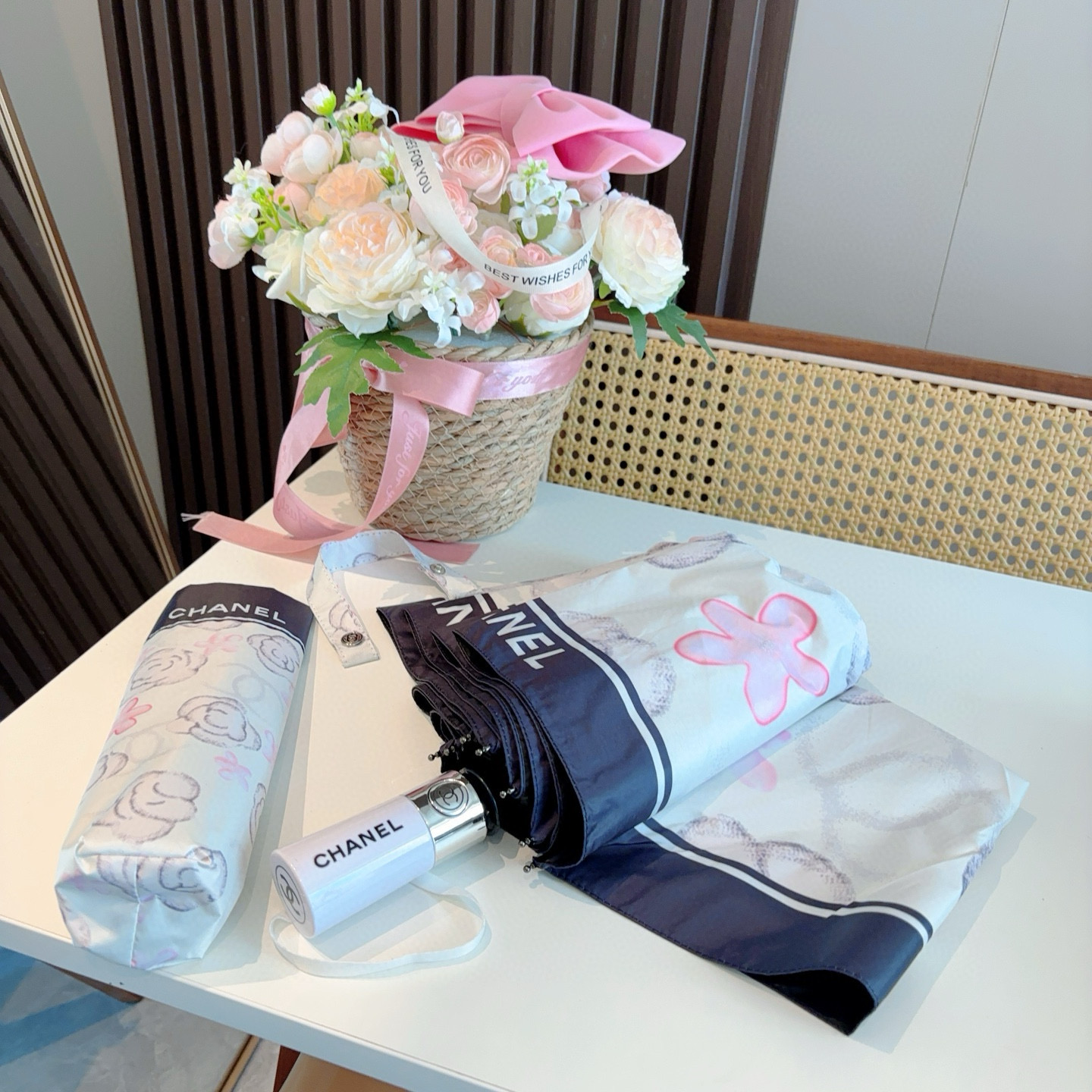  CHANEL（香奈儿）三折自动折叠晴雨伞 集合香奈儿灵魂LOGO为一体的设计风格高雅奢华 带在身上带来