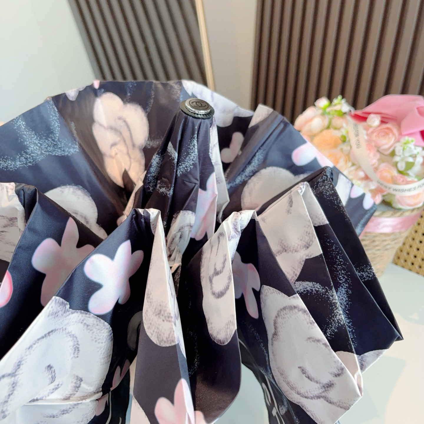  CHANEL（香奈儿）三折自动折叠晴雨伞 集合香奈儿灵魂LOGO为一体的设计风格高雅奢华 带在身上带来