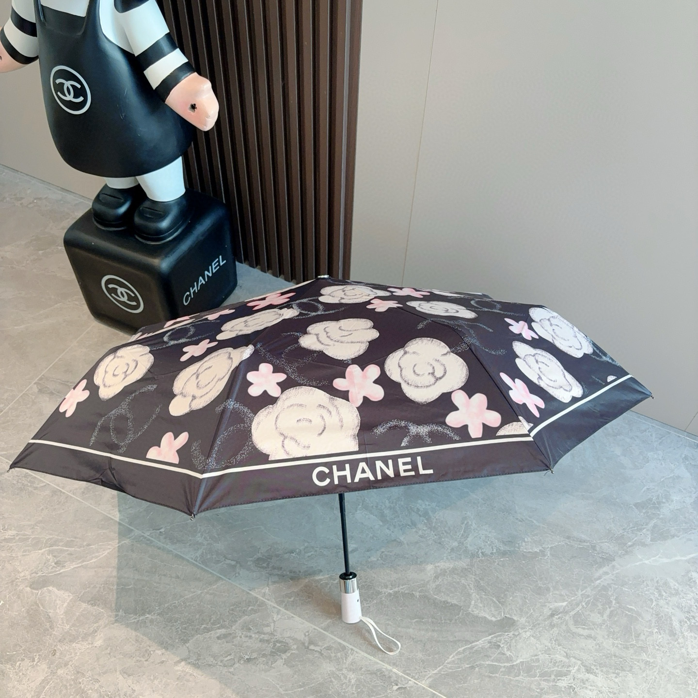  CHANEL（香奈儿）三折自动折叠晴雨伞 集合香奈儿灵魂LOGO为一体的设计风格高雅奢华 带在身上带来