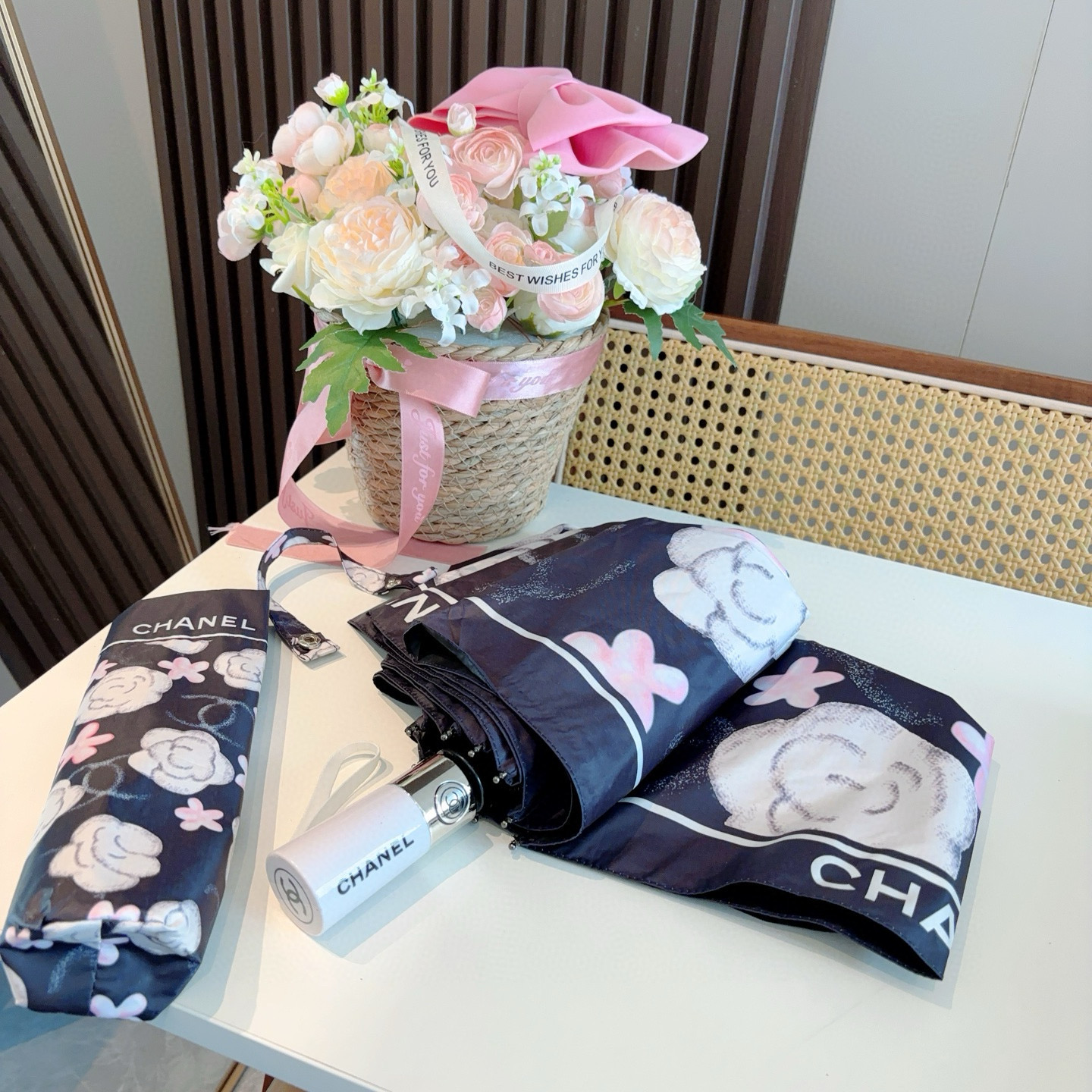  CHANEL（香奈儿）三折自动折叠晴雨伞 集合香奈儿灵魂LOGO为一体的设计风格高雅奢华 带在身上带来