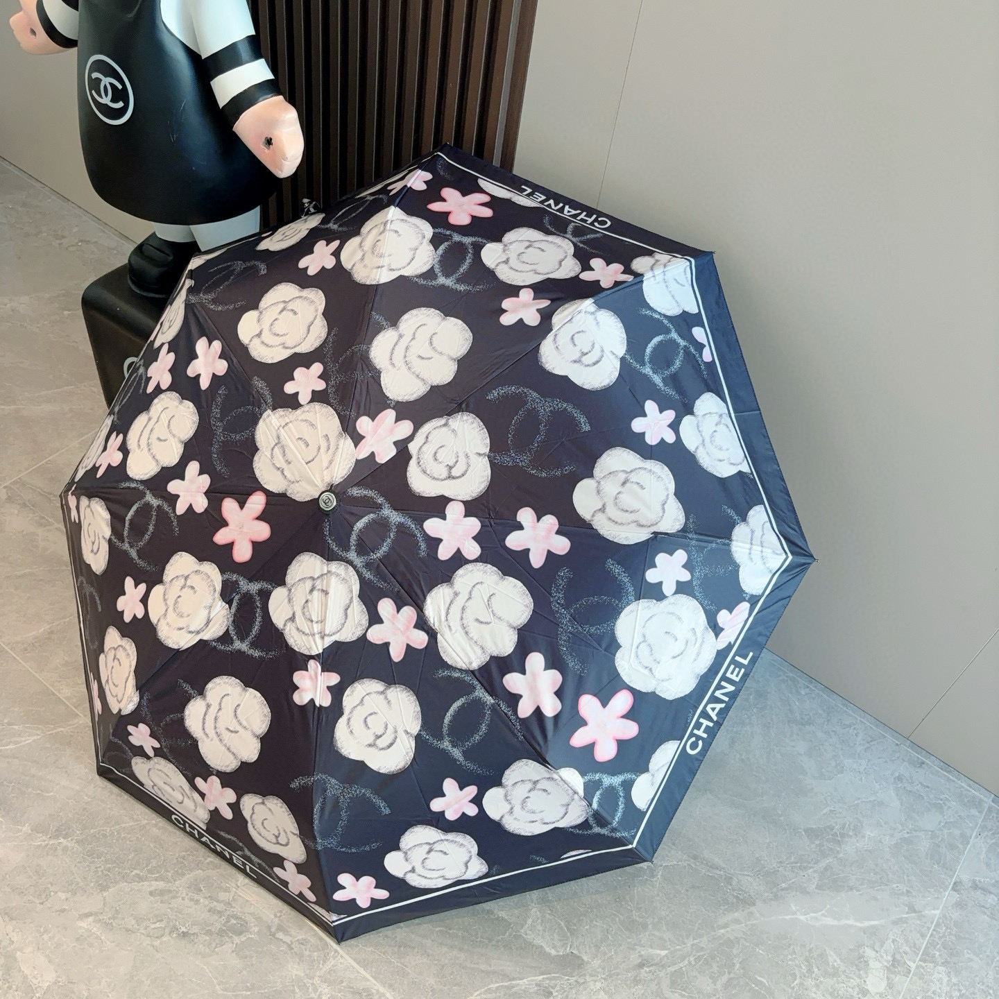  CHANEL（香奈儿）三折自动折叠晴雨伞 集合香奈儿灵魂LOGO为一体的设计风格高雅奢华 带在身上带来
