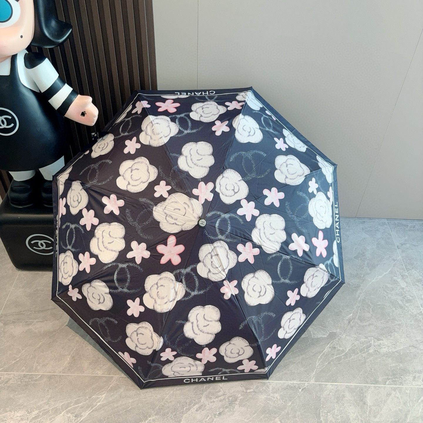  CHANEL（香奈儿）三折自动折叠晴雨伞 集合香奈儿灵魂LOGO为一体的设计风格高雅奢华 带在身上带来