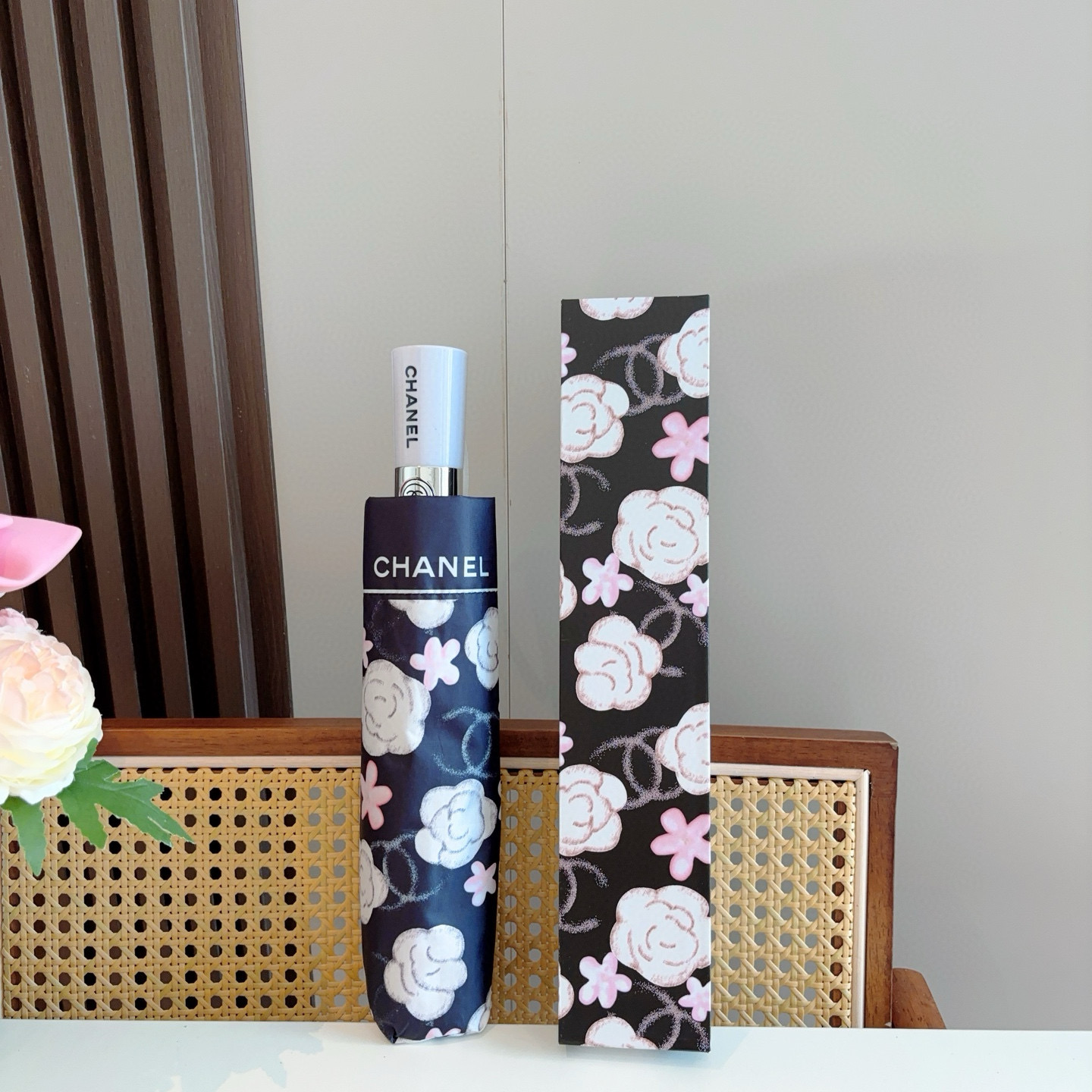  CHANEL（香奈儿）三折自动折叠晴雨伞 集合香奈儿灵魂LOGO为一体的设计风格高雅奢华 带在身上带来