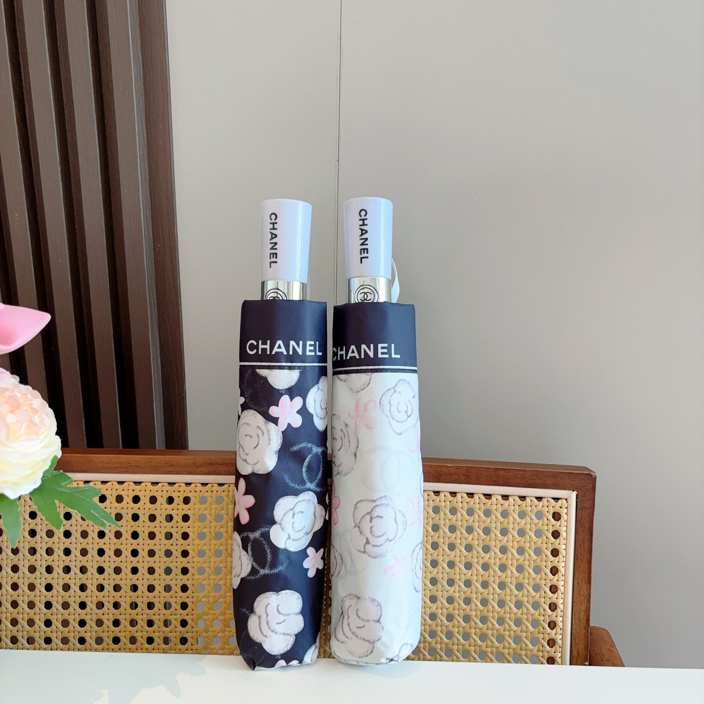  CHANEL（香奈儿）三折自动折叠晴雨伞 集合香奈儿灵魂LOGO为一体的设计风格高雅奢华 带在身上带来