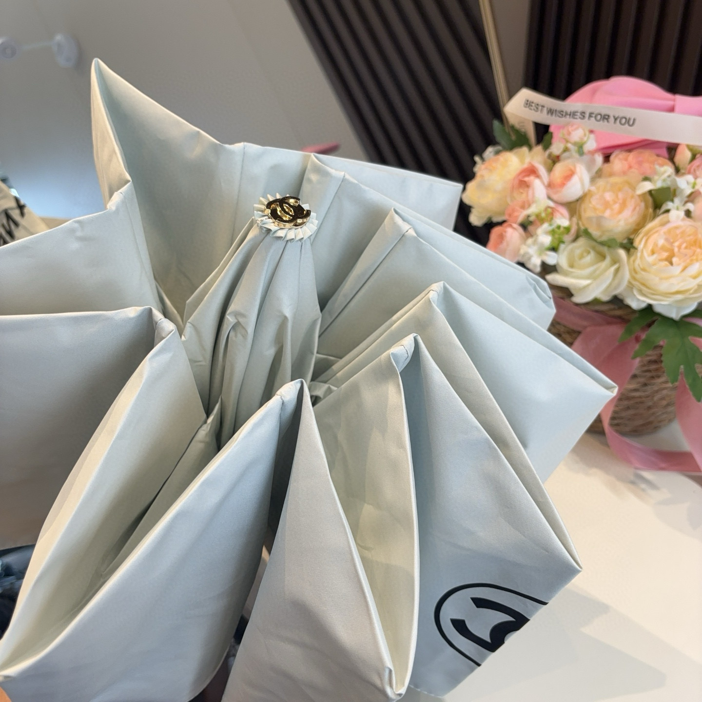  CHANEL（香奈儿） 新款玫瑰花头柄金枝 三折手开折叠晴雨伞 选用台湾进口UV防紫外线伞布 原单代工