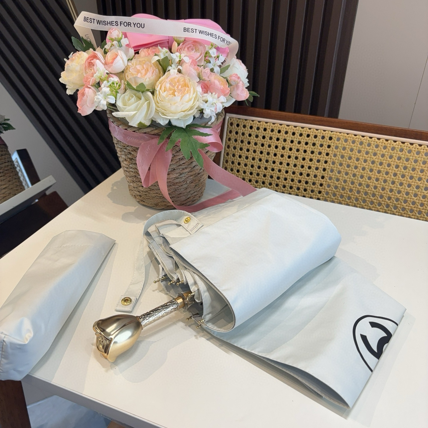  CHANEL（香奈儿） 新款玫瑰花头柄金枝 三折手开折叠晴雨伞 选用台湾进口UV防紫外线伞布 原单代工
