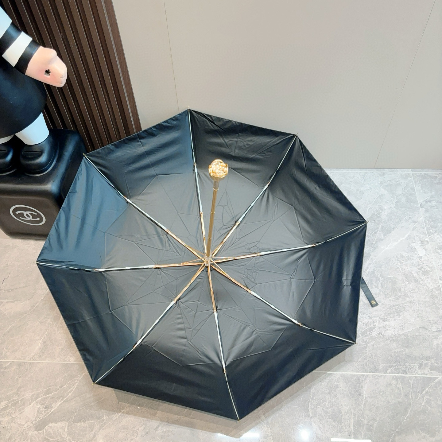  CHANEL（香奈儿） 新款玫瑰花头柄金枝 三折手开折叠晴雨伞 选用台湾进口UV防紫外线伞布 原单代工