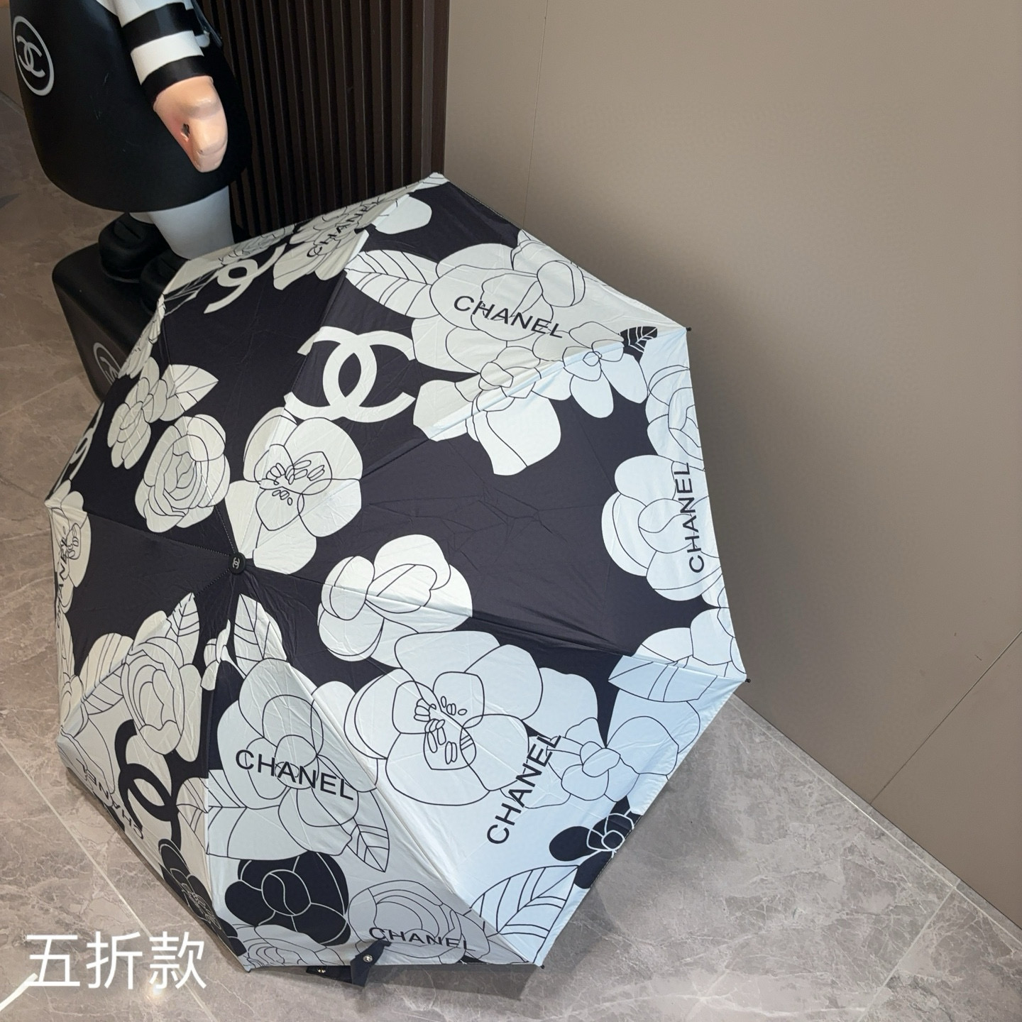  CHANEL（香奈儿）五折手开折叠晴雨伞 集合香奈儿灵魂LOGO为一体的设计风格高雅奢华 带在身上带来