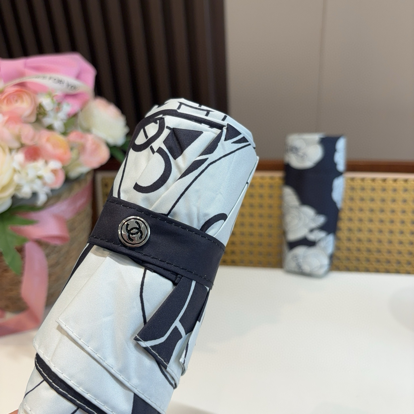  CHANEL（香奈儿）五折手开折叠晴雨伞 集合香奈儿灵魂LOGO为一体的设计风格高雅奢华 带在身上带来