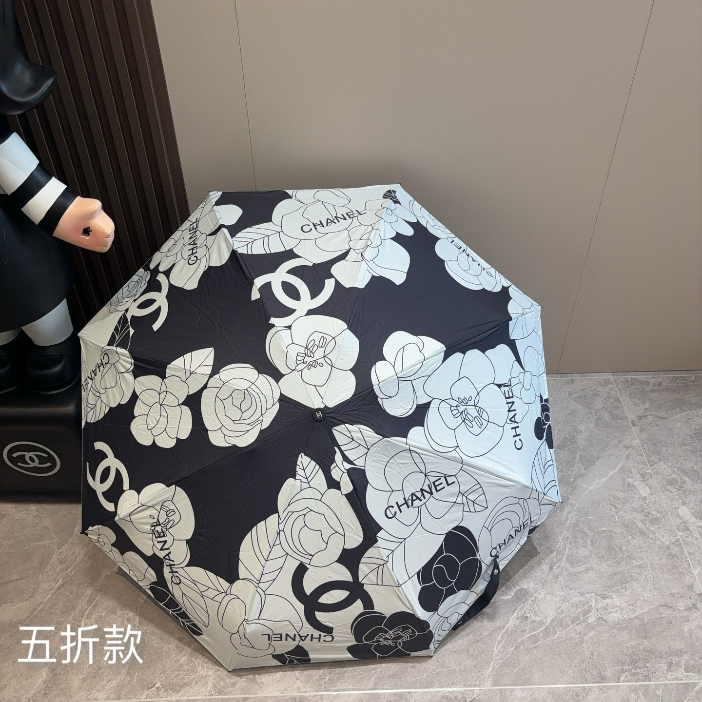 CHANEL（香奈儿）五折手开折叠晴雨伞 集合香奈儿灵魂LOGO为一体的设计风格高雅奢华 带在身上带来