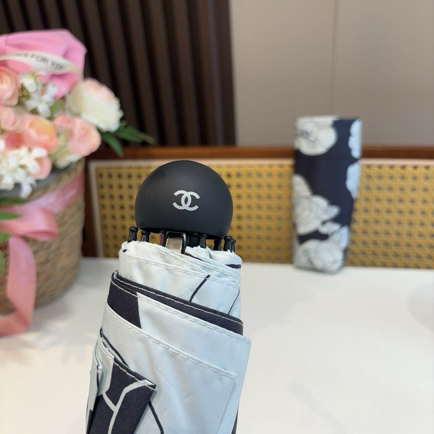  CHANEL（香奈儿）五折手开折叠晴雨伞 集合香奈儿灵魂LOGO为一体的设计风格高雅奢华 带在身上带来
