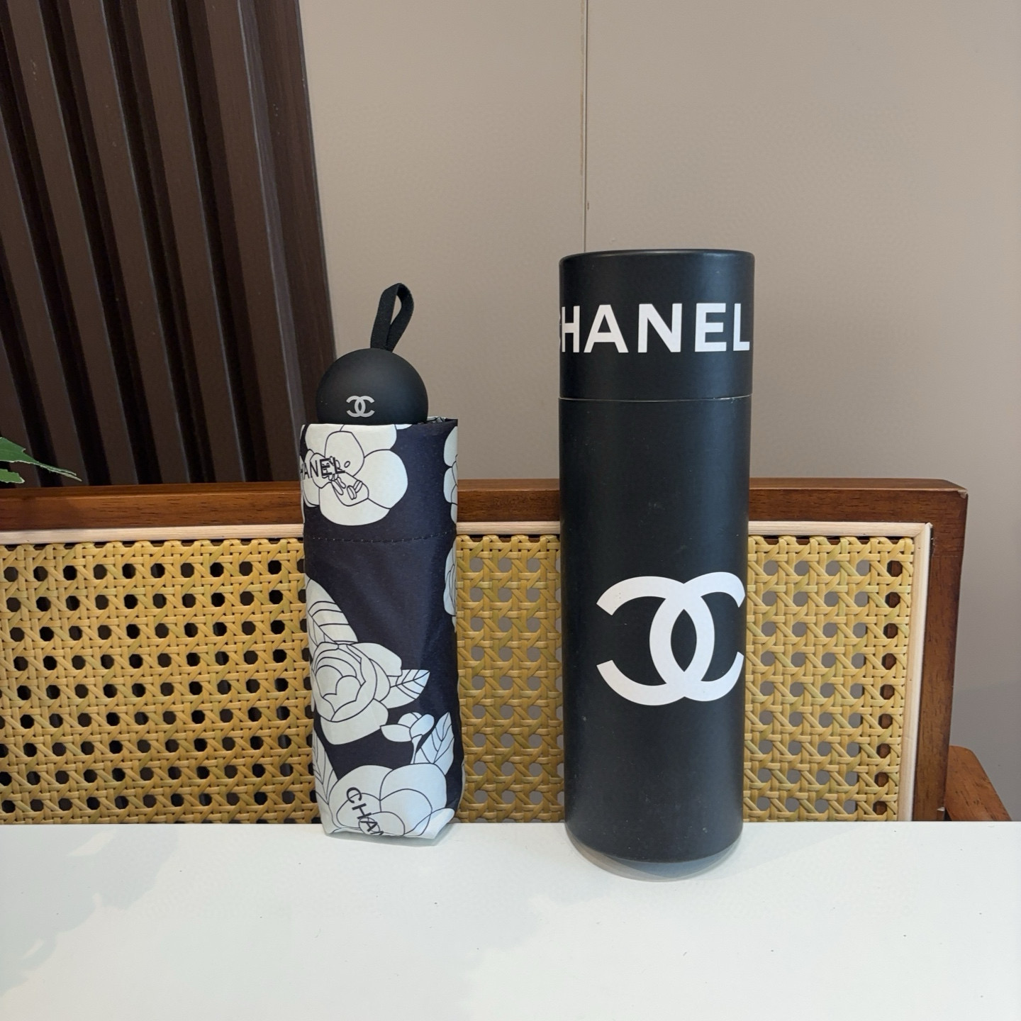  CHANEL（香奈儿）五折手开折叠晴雨伞 集合香奈儿灵魂LOGO为一体的设计风格高雅奢华 带在身上带来