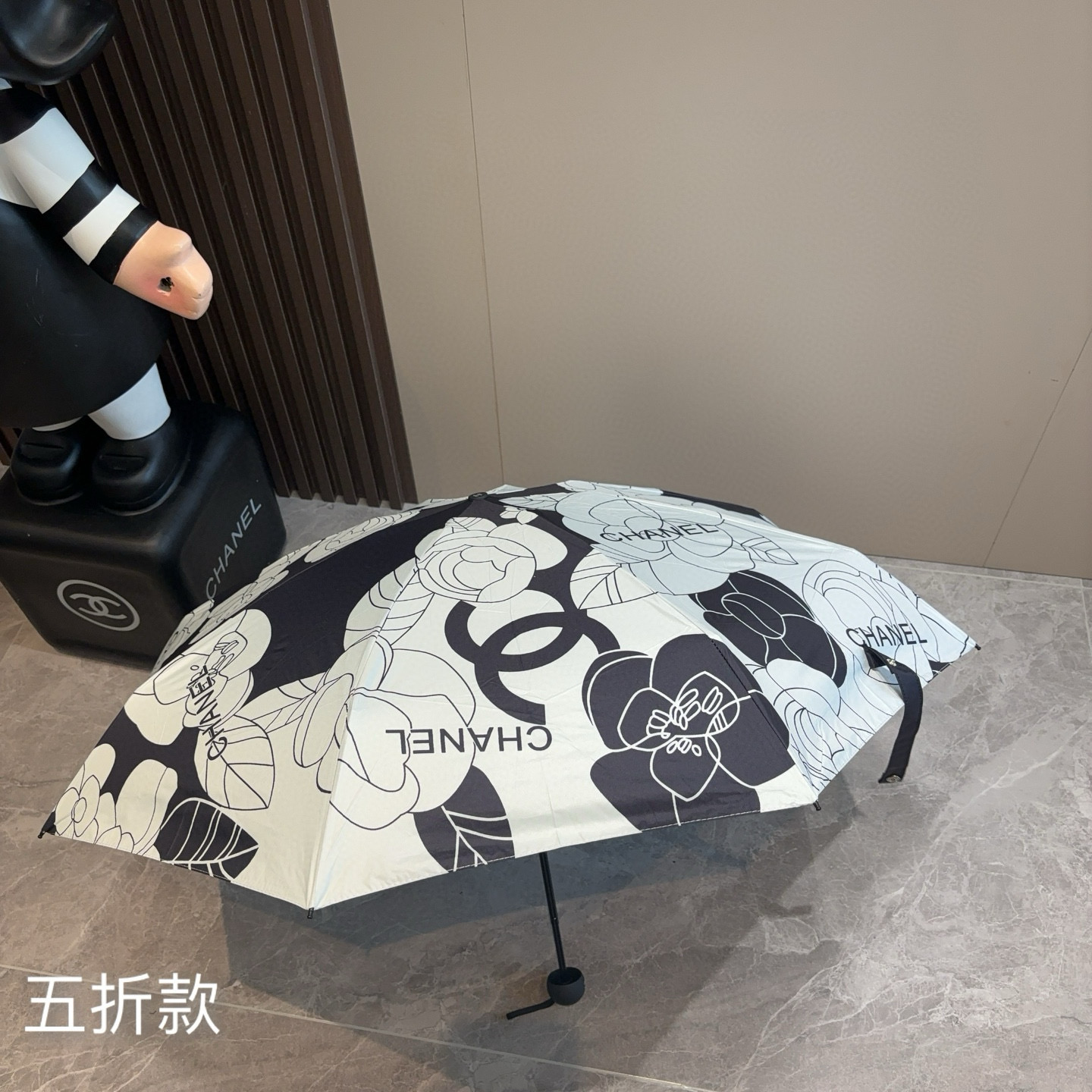  CHANEL（香奈儿）五折手开折叠晴雨伞 集合香奈儿灵魂LOGO为一体的设计风格高雅奢华 带在身上带来