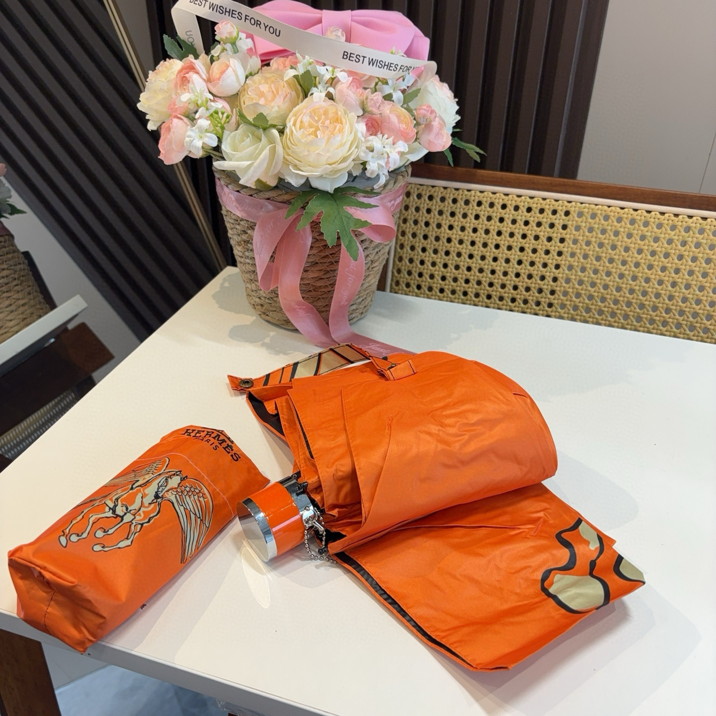 HERMÈS (爱马仕)新款 五折伞 热卖款 时尚指数爆表 不论晴天雨天使用都相得益彰 拥有它感受风从身