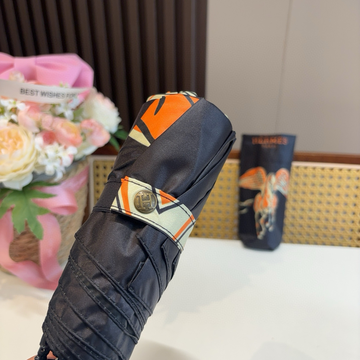 HERMÈS (爱马仕)新款 五折伞 热卖款 时尚指数爆表 不论晴天雨天使用都相得益彰 拥有它感受风从身
