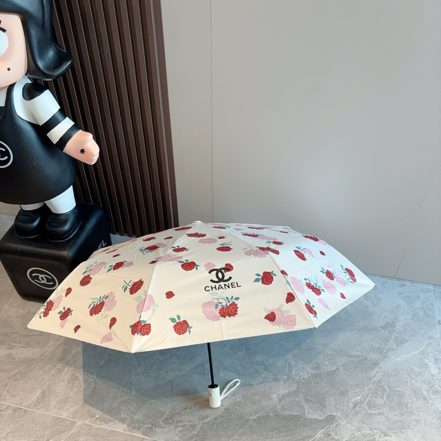  CHANEL（香奈儿）三折自动折叠晴雨伞 集合香奈儿灵魂LOGO为一体的设计风格高雅奢华 带在身上带来