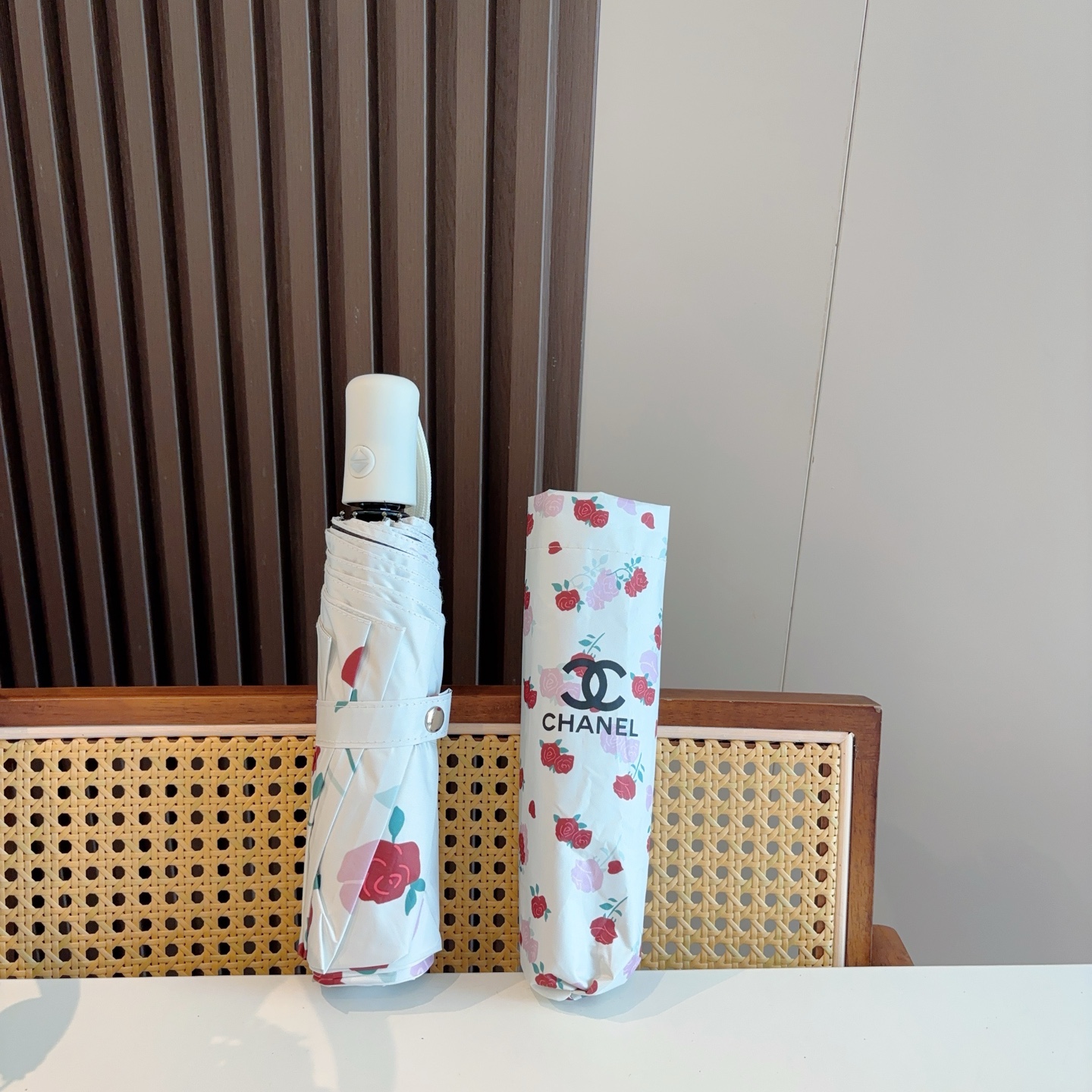  CHANEL（香奈儿）三折自动折叠晴雨伞 集合香奈儿灵魂LOGO为一体的设计风格高雅奢华 带在身上带来