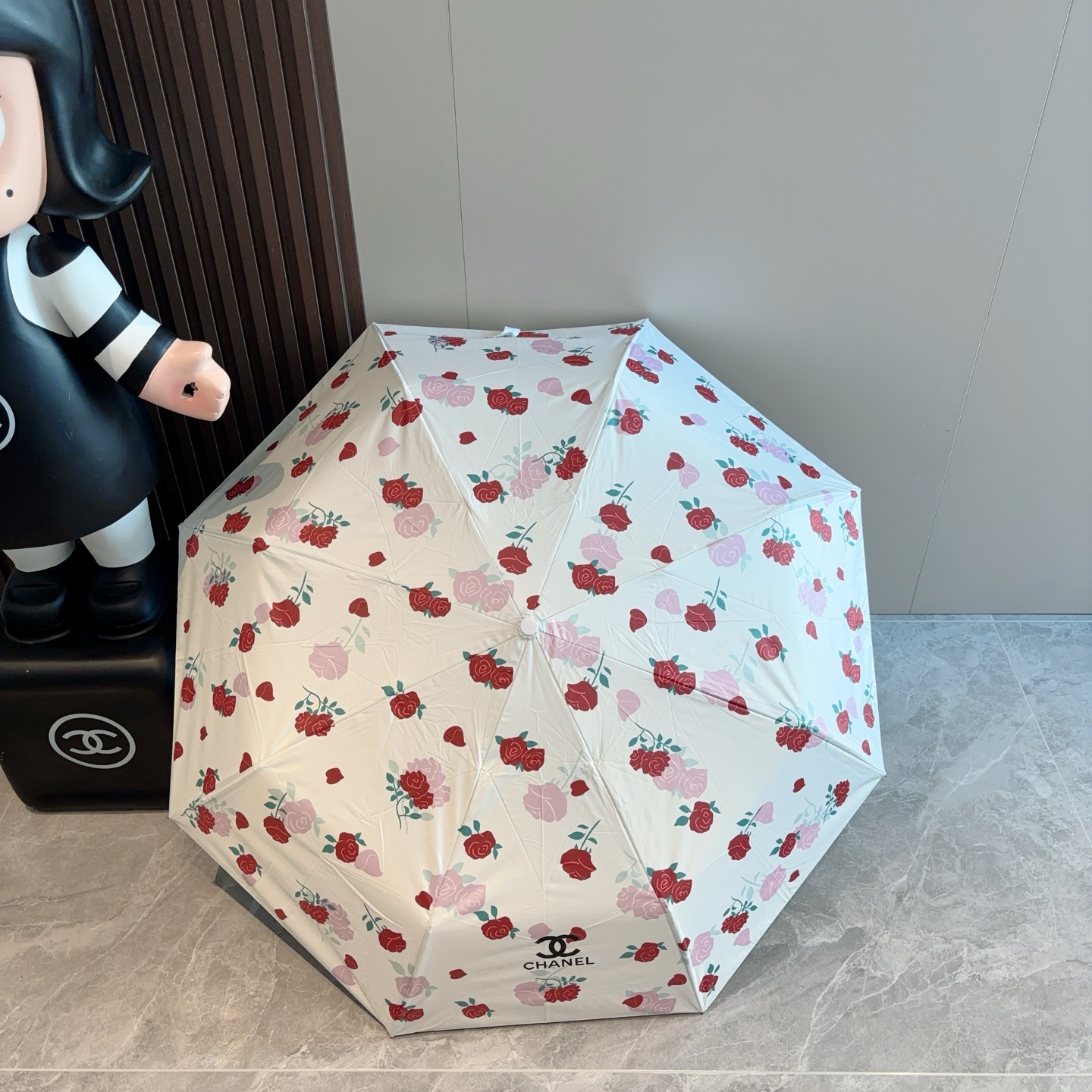  CHANEL（香奈儿）三折自动折叠晴雨伞 集合香奈儿灵魂LOGO为一体的设计风格高雅奢华 带在身上带来