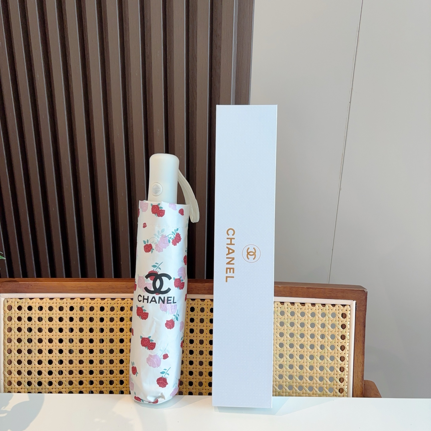  CHANEL（香奈儿）三折自动折叠晴雨伞 集合香奈儿灵魂LOGO为一体的设计风格高雅奢华 带在身上带来