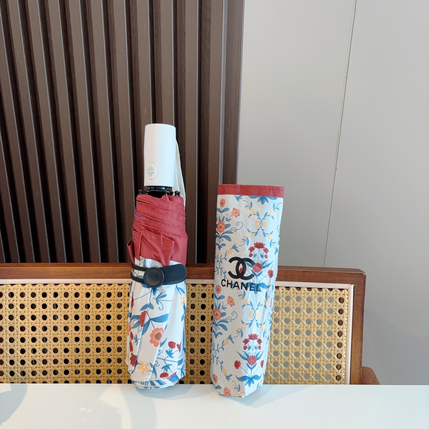  CHANEL（香奈儿）三折自动折叠晴雨伞 集合香奈儿灵魂LOGO为一体的设计风格高雅奢华 带在身上带来