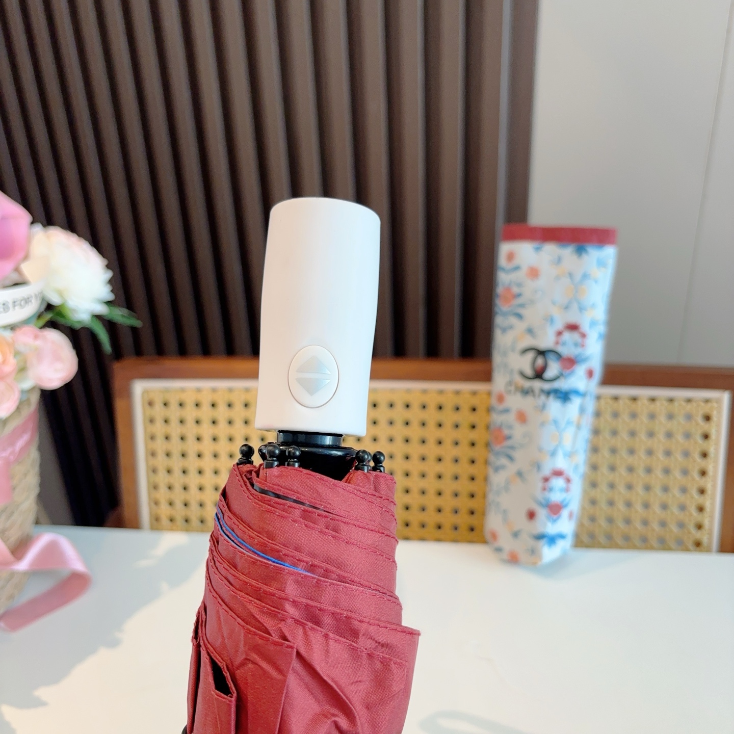  CHANEL（香奈儿）三折自动折叠晴雨伞 集合香奈儿灵魂LOGO为一体的设计风格高雅奢华 带在身上带来