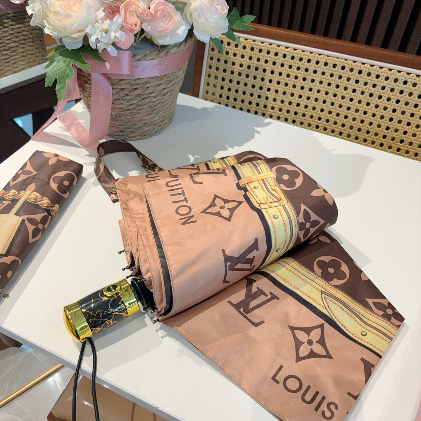  LOUIS VUITTON （路易威登）经典链条 ⛓️ 三折自动折叠晴雨伞 新涂层技术深色伞面 拥有令