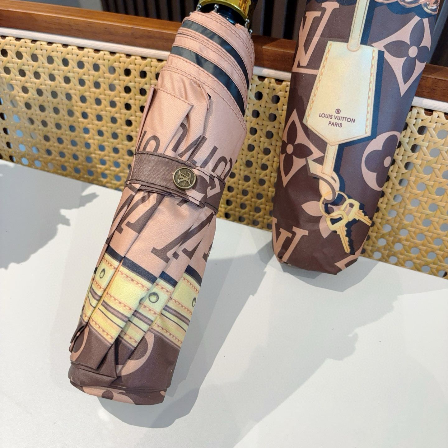  LOUIS VUITTON （路易威登）经典链条 ⛓️ 三折自动折叠晴雨伞 新涂层技术深色伞面 拥有令