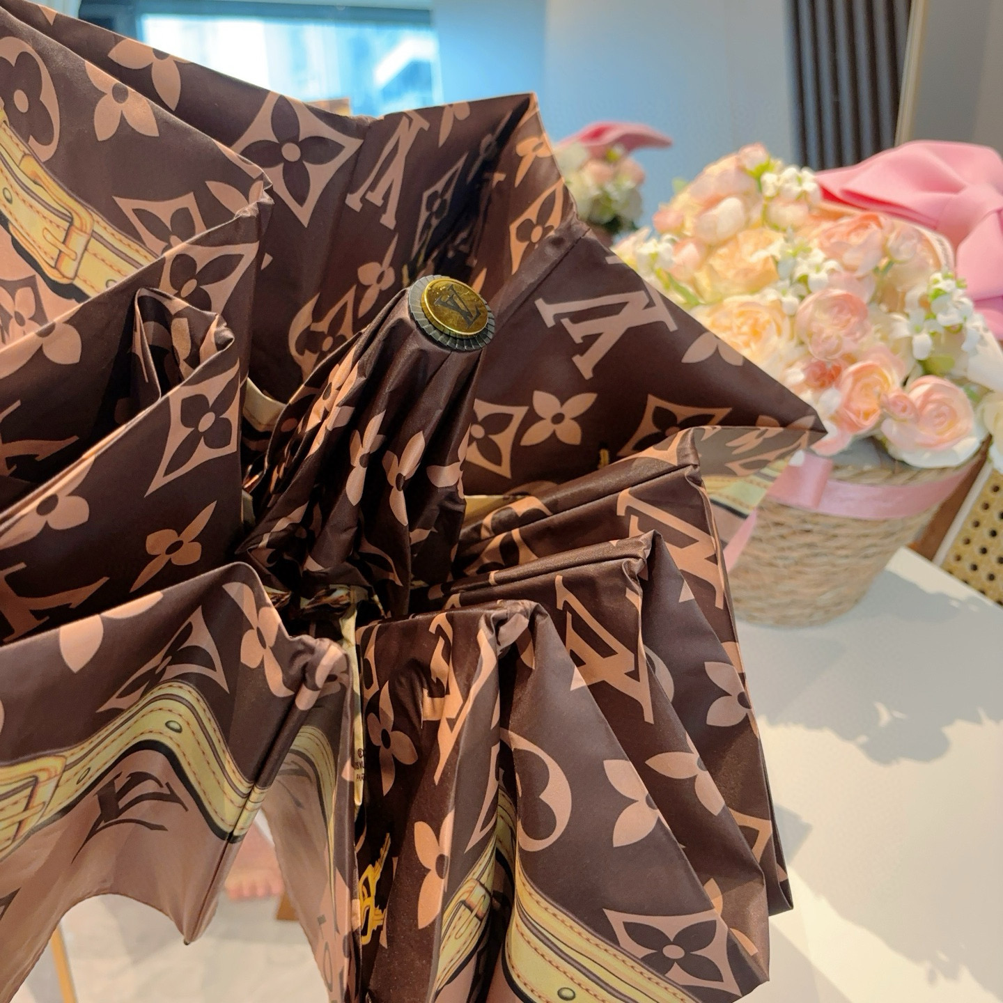  LOUIS VUITTON （路易威登）经典链条 ⛓️ 三折自动折叠晴雨伞 新涂层技术深色伞面 拥有令