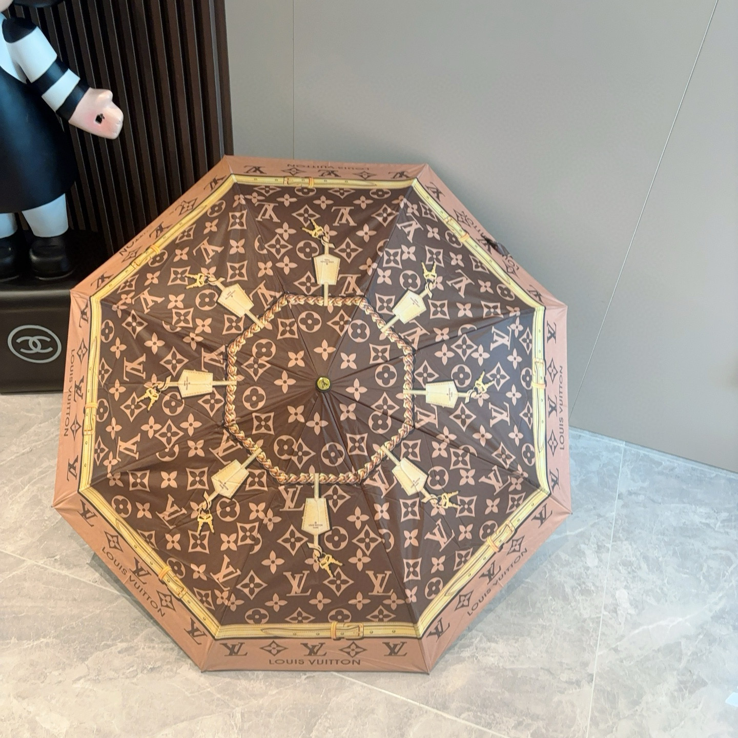  LOUIS VUITTON （路易威登）经典链条 ⛓️ 三折自动折叠晴雨伞 新涂层技术深色伞面 拥有令