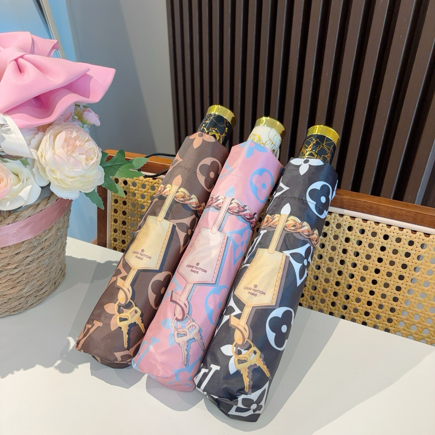  LOUIS VUITTON （路易威登）经典链条 ⛓️ 三折自动折叠晴雨伞 新涂层技术深色伞面 拥有令